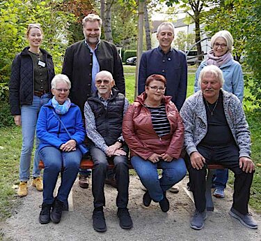 Die Geehrten sitzen auf der Bank dahinter stehen Ehrenamtskoordinatorin Lina Bischoff, Bürgermeister Martin Schäfer, Bürgermeister Norbert Seidl, Ehrenamtskoordinatorin Daniela Schulte Die Geehrten sitzen auf der Bank dahinter stehen Ehrenamtskoordinatorin Lina Bischoff, Bürgermeister Martin Schäfer, Bürgermeister Norbert Seidl, Ehrenamtskoordinatorin Daniela Schulte